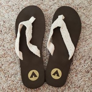 Brown flip flops with off white lace strap NWOT 13